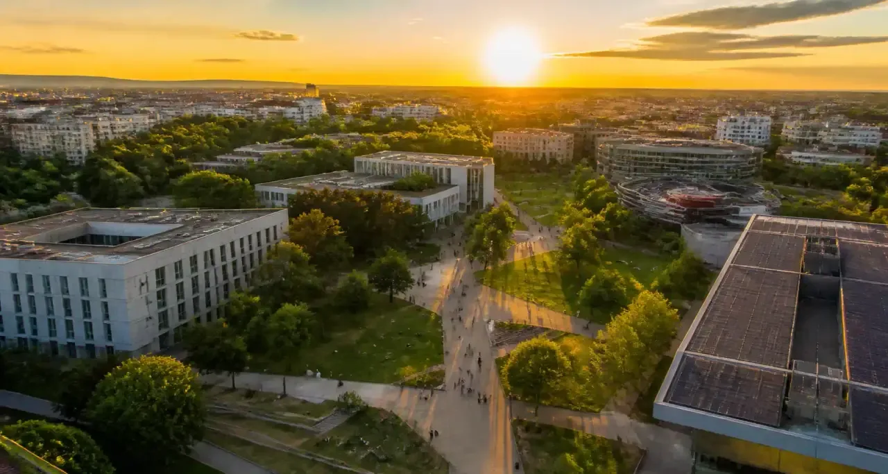 Vue aérienne d'un campus universitaire toulousain au coucher du soleil