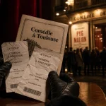 Billets comedie toulouse et programme sur table, théâtre à Toulouse