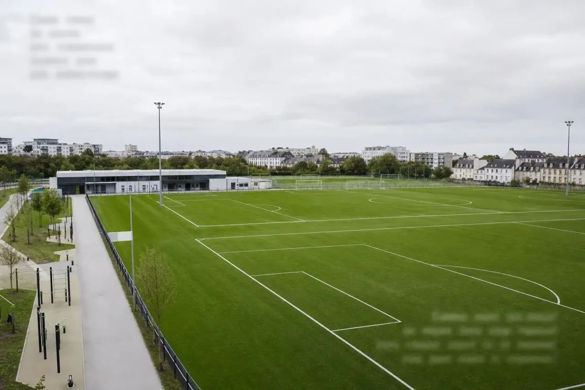 Complexe sportif Paul Lafargue à Rennes : vue d’ensemble du complexe sportif avec terrains de football et parcours santé