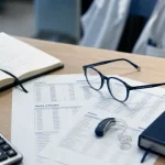 Métier paramédical bien payé : salaires et diplômes sur une table